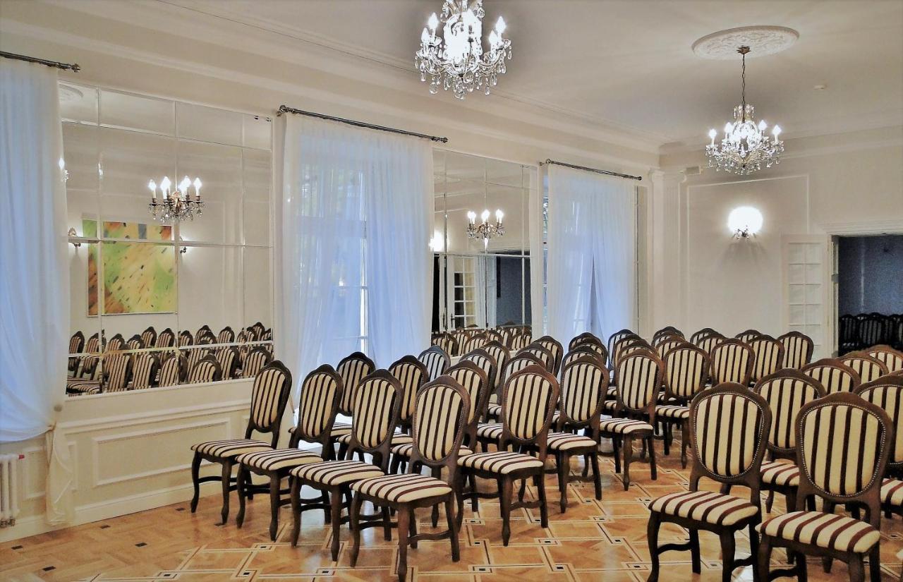 Palac Kobylin エクステリア 写真