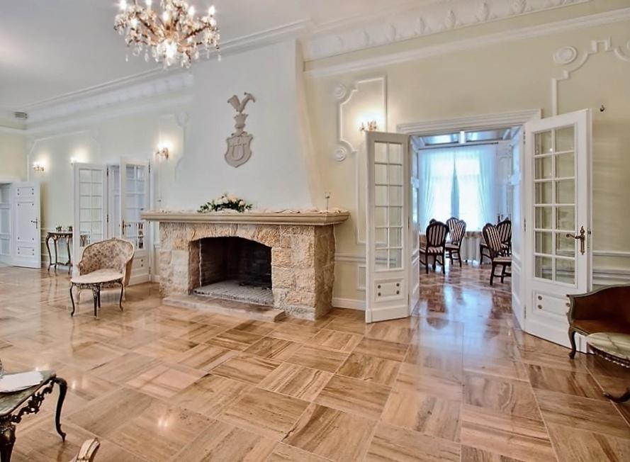 Palac Kobylin エクステリア 写真