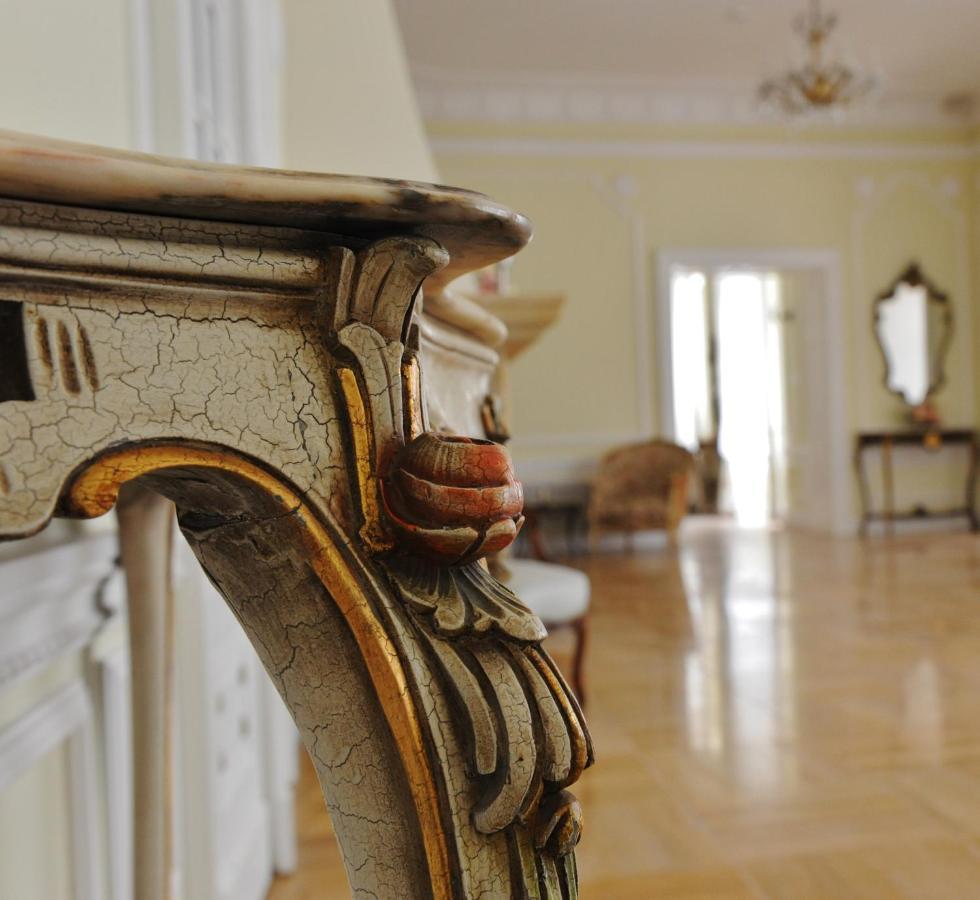 Palac Kobylin エクステリア 写真