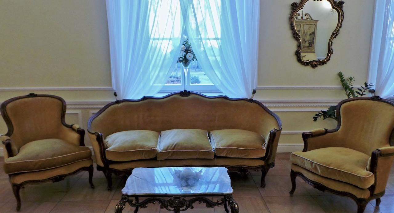 Palac Kobylin エクステリア 写真